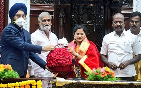 செங்கோல்.. ஆரவார வாழ்த்து: பதவியேற்ற மேயர்கள்