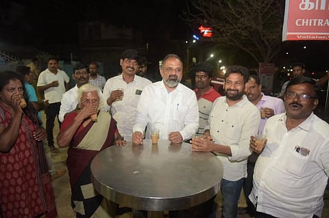 தாயார் அற்புதம்மாள், நண்பர்களுடன் தேநீர் கடையில் பேரறிவாளன்! - புகைப்படத் தொகுப்பு