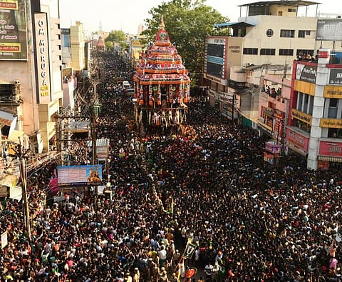 மதுரை சித்திரைத் திருவிழா தேரோட்டம்... மக்கள் வெள்ளத்தில் குலுங்கிய மாசி வீதிகள்..! - புகைப்படத் தொகுப்பு