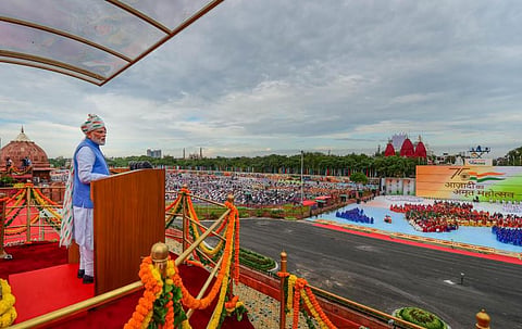 வானில் மலர் தூவிய ஹெலிகாப்டர்கள்... செங்கோட்டையில் சுதந்திர தின விழா கோலாகலம் - புகைப்படத் தொகுப்பு