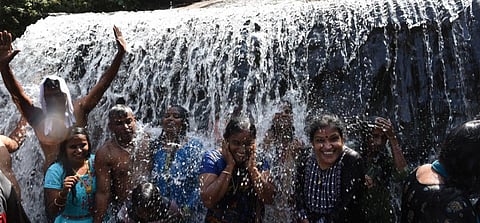 கோவைக் குற்றாலத்தில் மக்கள் குதூகலம் - புகைப்படத் தொகுப்பு