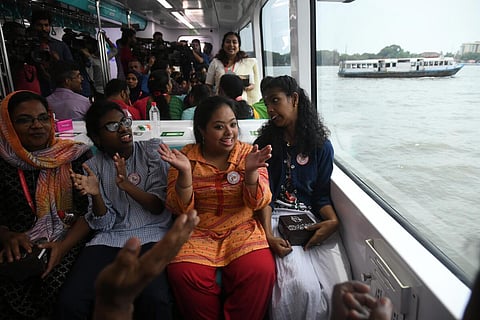 கொச்சி 'வாட்டர் மெட்ரோ' முதல் பயணமும் 8 அம்சங்களும் - போட்டோ ஸ்டோரி