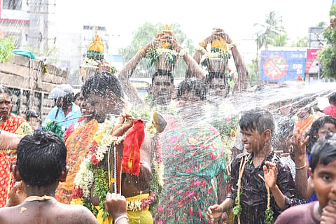 திருப்பரங்குன்றம் கோயிலுக்கு பக்தர்கள் நேர்த்திக் கடன் - புகைப்படத் தொகுப்பு