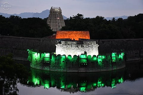 மூவர்ணங்களில் மின்னும் வேலூர் கோட்டை - ஆல்பம்
