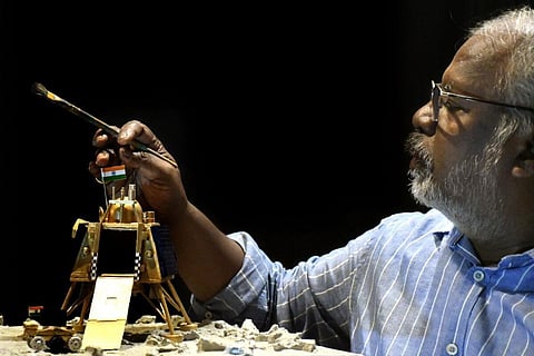விக்ரம் லேண்டர், ரோவரின் மினியேச்சரை வடிவமைத்த ஓய்வு பெற்ற காவலர்! - போட்டோ ஸ்டோரி