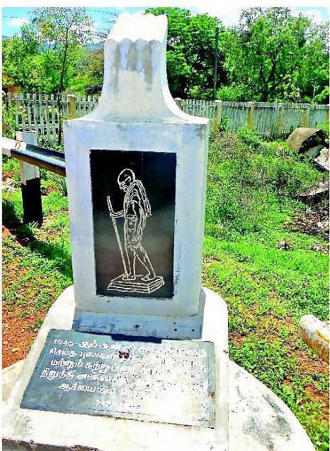 காந்தியின் நினைவாக கிராம மக்கள் அமைத்த ஸ்தூபி