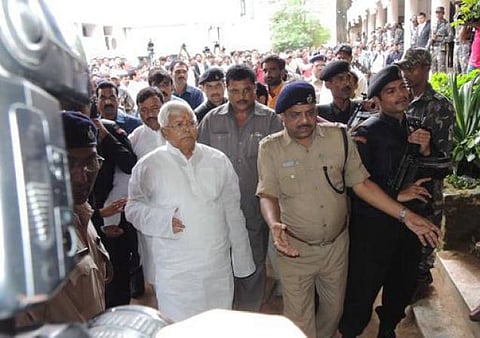 கைதியின் சமையலை ஒரு கை பார்த்த லாலு