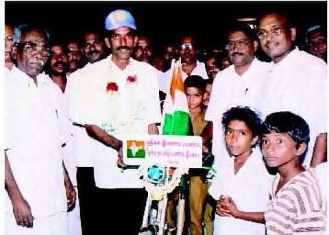 ஆதரவற்றோரை காப்பாற்றும் நெசவாளர்