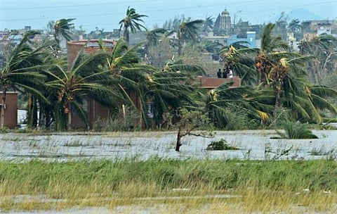 பைலின் புயல்: ஒடிசா முதல்வர் வாகனத்தை மறித்த கிராம மக்கள்