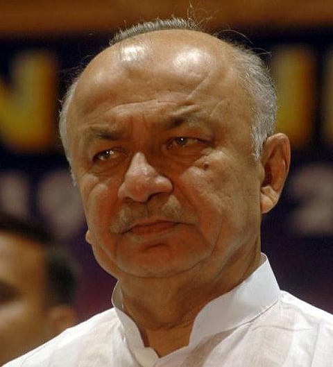 பாட்னாவில் குண்டு வெடித்த நாளில் பட விழாவில் பங்கேற்பு: சோனியாவிடம் ஷிண்டே விளக்கம்