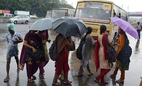 தமிழகத்தில் கன மழை நீடிக்கும்; புதுவை, விழுப்புரம் பள்ளிகளுக்கு விடுமுறை