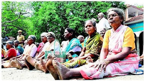 கோவை ஆட்சியர் அலுவலகத்தை முற்றுகையிட்ட மூதாட்டிகள்!