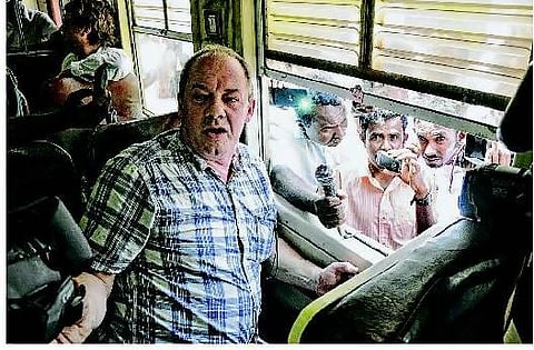 புத்த துறவிகள் ரயில் மறியல் - கிளிநொச்சி பயணத்தை கைவிட்டது சேனல் 4 குழு