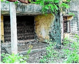 திருவள்ளூர்: 22 ஆண்டாக வீணாகும் வீட்டுவசதி வாரியக் கட்டிடங்கள்
