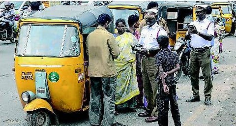 மீட்டர் பொருத்தும் விவகாரம்: ஆட்டோ ஓட்டுநர்கள் தொடர்ந்த வழக்கு தள்ளுபடி