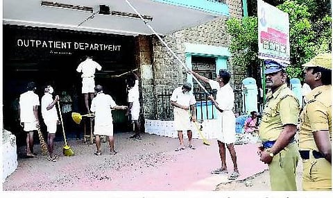 மதுரை: அரசு மருத்துவமனையை சுத்தம் செய்த கைதிகள்