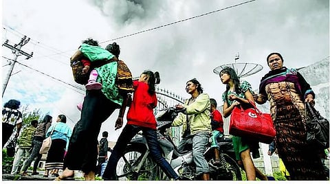 இந்தோனேசியாவில் எரிமலை சீற்றம் - 12, 300 பேர் வெளியேற்றம்