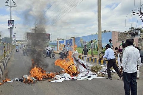 தெலங்கானாவுக்கு எதிர்ப்பு: 2-வது நாளாக முடங்கியது சீமாந்திரா