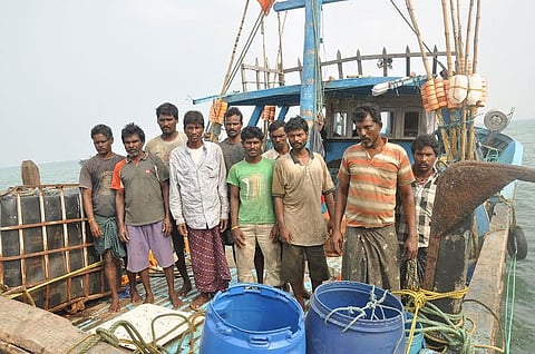 நடுக்கடலில் 15 நாளாக தத்தளித்த காசிமேடு மீனவர்கள் 10 பேர் மீட்பு