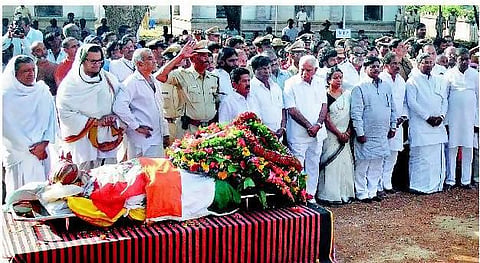 மைசூர் மகாராஜா உடல் ராஜ மரியாதையுடன் தகனம்