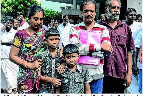 மத்திய வனத்துறை அதிகாரி குடும்பத்துடன் சத்தியமூர்த்தி பவனில் தீக்குளிக்க முயற்சி