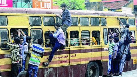 பஸ்ஸில் மாணவர்களின் அரட்டைக் கச்சேரி: தினந்தோறும் வேதனையில் பயணிகள்