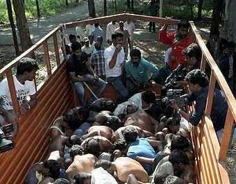 ஆந்திர வன அதிகாரிகள் கொலை: 422 தமிழக தொழிலாளர்கள் கைது