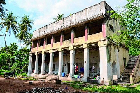 சிதிலமடைந்து கிடக்கும் எம்.ஜி.ஆரின் திருச்சி பங்களா