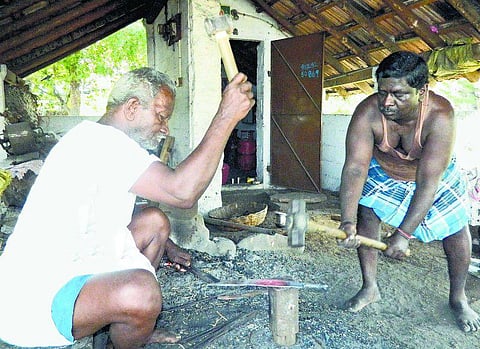 நாமக்கல்: சூடுபிடித்தது மணப்பள்ளி அரிவாள் விற்பனை!