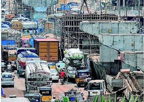 சென்னை: ஆமை வேகத்தில் மூலக்கடை மேம்பாலப் பணி - நெரிசல், தூசியால் மக்கள் தவிப்பு