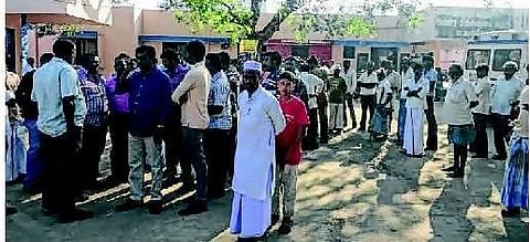 விழுப்புரம் அருகே விபத்தில் பலியான 7 பேர் சடலத்தை வாங்க மறுப்பு