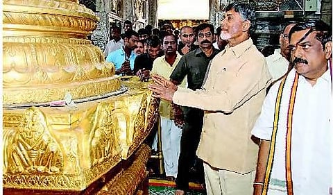 திருப்பதி புத்தாண்டு தரிசனம்: குவியும் வி.ஐ.பி. சிபாரிசு கடிதங்கள்<br/>திணறும் தேவஸ்தான அதிகாரிகள்