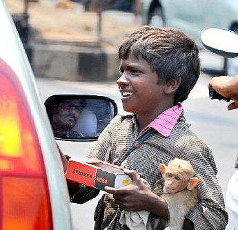 சிறுவர்களை பிச்சை எடுக்கவைக்கும் மர்மக் கும்பலைப் பிடிக்க போலீஸ் தீவிரம்