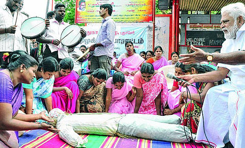 ஜிப்மர் ஊழியர்கள் ஒப்பாரி போராட்டம்