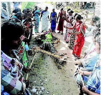 கொடும்பாவி கட்டி மக்கள் இழுத்ததால் பெய்த மழை? - மக்கள் நம்பிக்கைக்கு வலுசேர்க்கும் சடங்குகள்