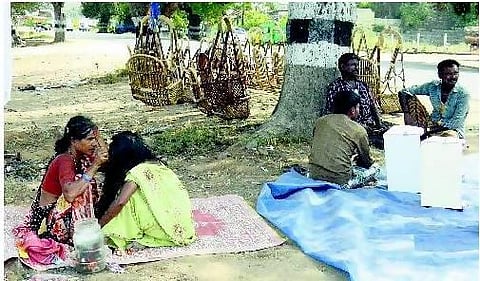 நாமக்கல்: ஊஞ்சலாடுகிறது பிரம்பு தொழிலாளர்களின் வாழ்க்கை...﻿ <br/>சாலையோரத்தில் குடும்பம் நடத்தும் அவலம்﻿