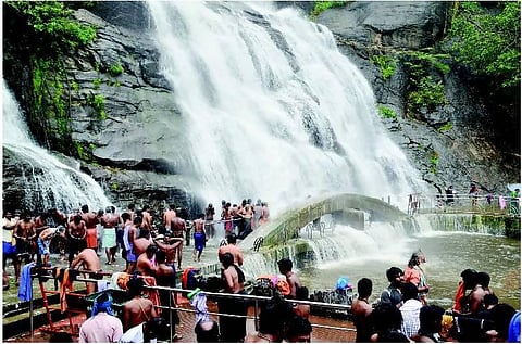 குமரி, நெல்லையில் தொடர் மழை: தூத்துக்குடியில் மீன்வர்கள் முடங்கினர்