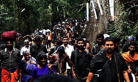 சபரிமலையில் மூச்சு திணறும் பக்தர்கள்- கேரள போலீஸ் அலட்சியம்
