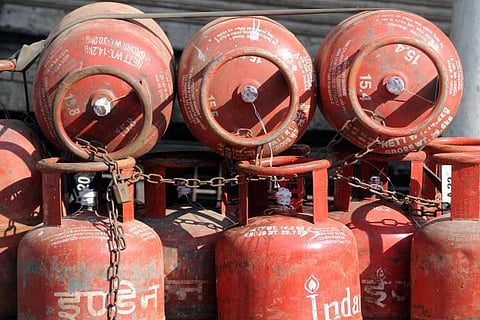 மானிய விலை சிலிண்டர்கள் 12 ஆக உயர்த்தப்படும்: மொய்லி