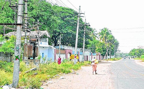 கரூர்: தடையாக மின்கம்பங்கள், தாமதமாகும் சாலைப் பணிகள்<br/>கரூரில் போக்குவரத்து நெருக்கடி தீர்வது எப்போது?