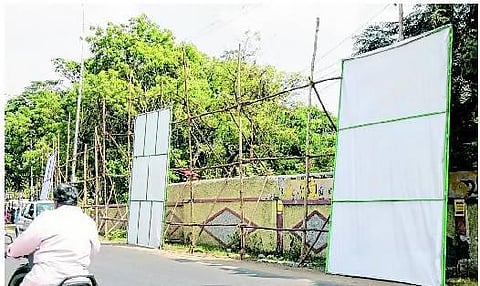 திருச்சி: தி.மு.க. பேனர்களை மட்டும் அகற்றிய காவல்துறையினரால் பரபரப்பு