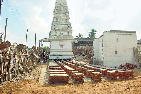 100 டன் எடையுள்ள அம்மன் கோயில் 9 அடி தொலைவு நகர்த்தப்பட்டது- சாலை விஸ்தரிப்பு பணிக்காக நடவடிக்கை