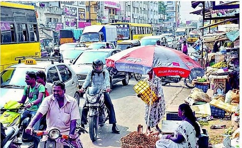சென்னை: நடைபாதை ஆக்கிரமிப்புகளால் அமைந்தகரையில் போக்குவரத்து நெரிசல்- பொதுமக்கள், வாகன ஓட்டிகள் அவதி