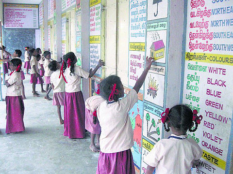 சுவரும் பாடம் கற்பிக்கிறது- முன் மாதிரியாக திகழும் அனக்காவூர் பள்ளி