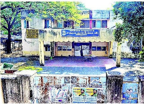 மின்னணு வாக்கு இயந்திரங்கள் வைத்துள்ளதால் 3 ஆண்டுகளாக மூடிக் கிடக்கும் நம்மாழ்வார்பேட்டை சமூக நலக்கூடம்