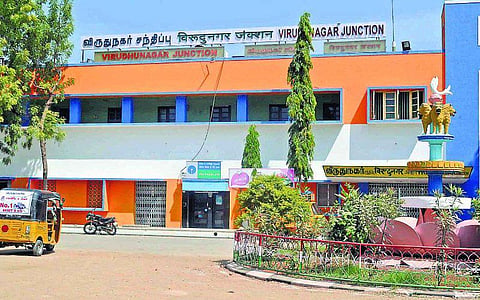 நீண்ட நாள் கோரிக்கைகள் நிறைவேறுவது எப்போது?: விருதுநகர் ரயில் நிலையத்தில் தவிக்கும் பயணிகள்