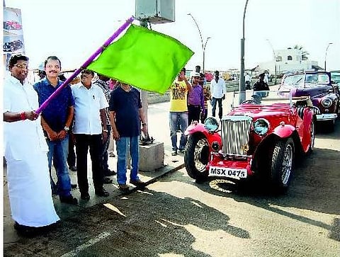 சென்னைக்கு புறப்பட்ட பழங்கால கார் பேரணி- புதுச்சேரி கடற்கரையில் குவிந்த பொதுமக்கள்