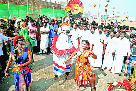 தேமுதிக மாநாடு: தொண்டர்கள் குவிந்தனர்- கொடியேற்றி தொடங்கி வைத்தார் விஜயகாந்த்