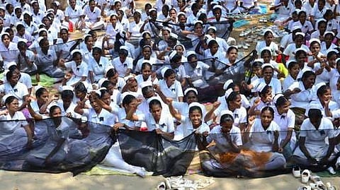 நர்ஸிங் மாணவர் போராட்டம் 7-வது நாளாக நீடிப்பு: நோயாளிகள் பாதிப்பு