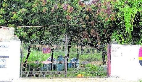 பெரம்பலூர்: ஆறு வருடமாகச் செயல்பாட்டுக்கு வராத எரிவாயு தகன மேடை! ஊருக்குள் அமைந்துவிட்ட இடுகாடுகளில் இருந்து பெரம்பலூர் மக்கள் விடுபடுவது எப்போது?